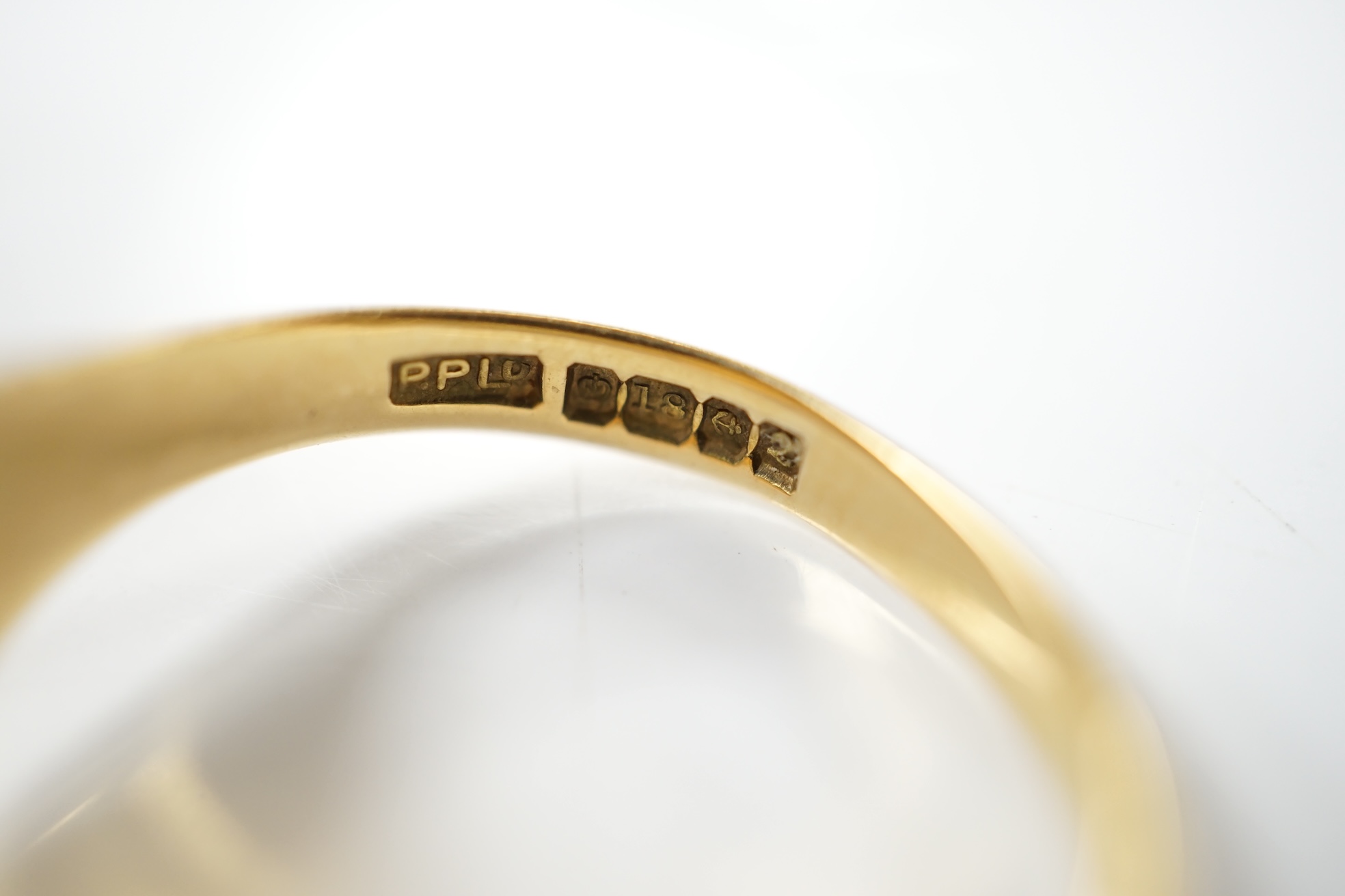 A modern 18ct gold signet ring, size W, 7.5 grams. Condition - fair